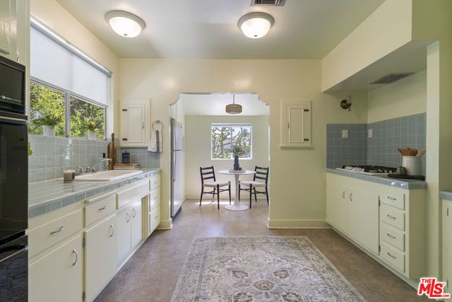 585 N Irving Boulevard, Los Angeles, CA 90004