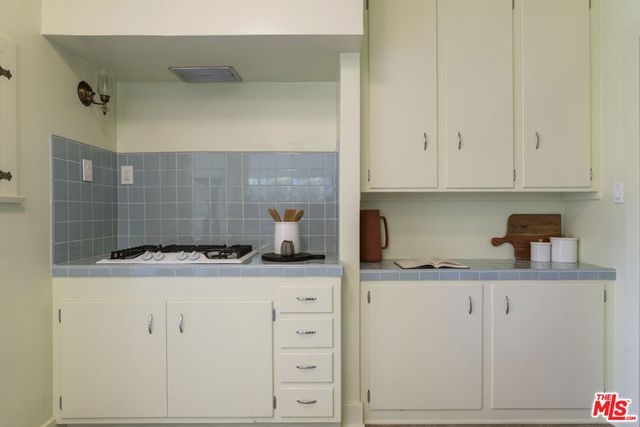 585 N Irving Boulevard, Los Angeles, CA 90004