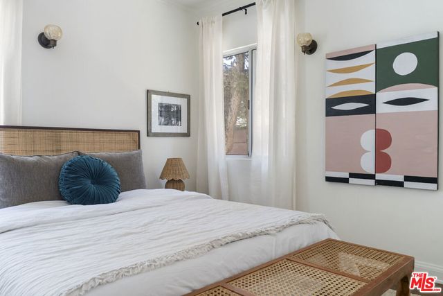 585 N Irving Boulevard, Los Angeles, CA 90004