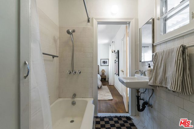 585 N Irving Boulevard, Los Angeles, CA 90004