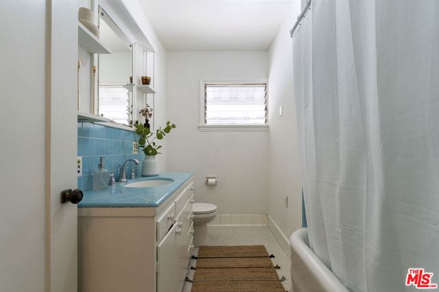 585 N Irving Boulevard, Los Angeles, CA 90004