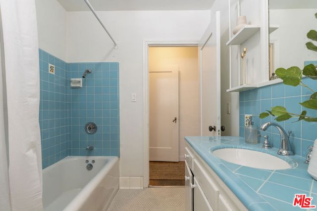 585 N Irving Boulevard, Los Angeles, CA 90004
