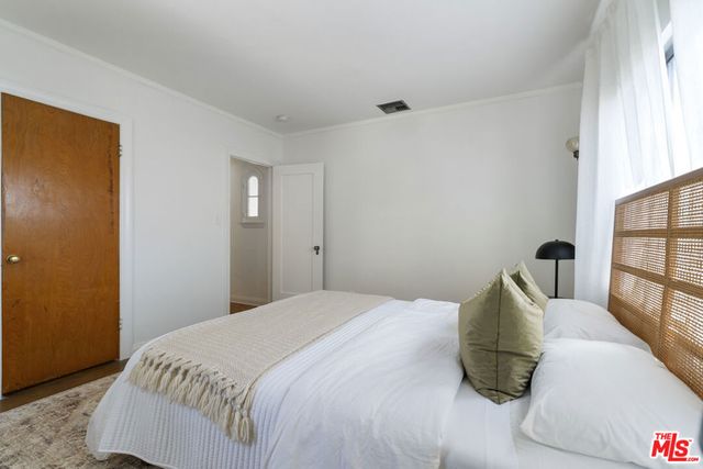 585 N Irving Boulevard, Los Angeles, CA 90004