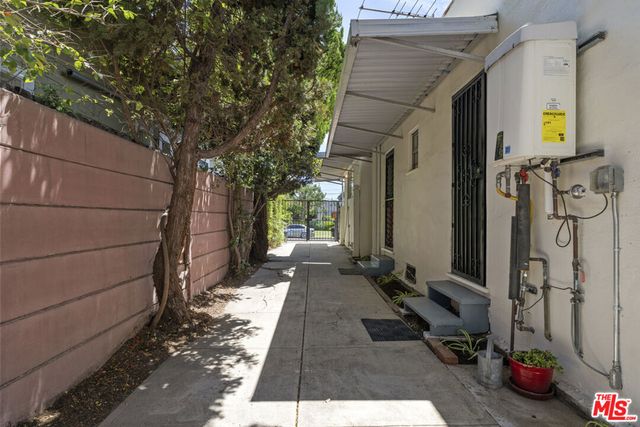 585 N Irving Boulevard, Los Angeles, CA 90004