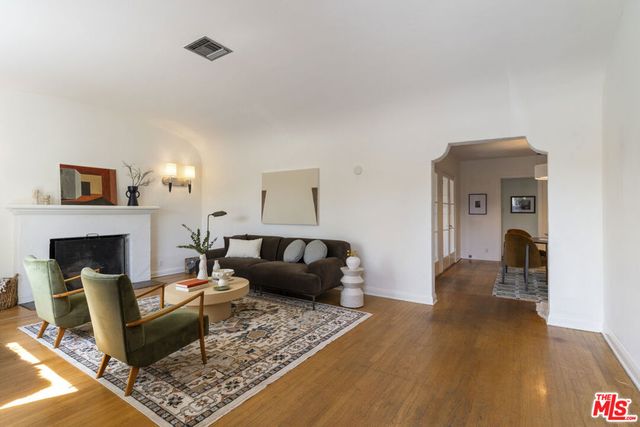 585 N Irving Boulevard, Los Angeles, CA 90004