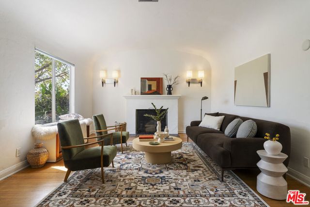 585 N Irving Boulevard, Los Angeles, CA 90004