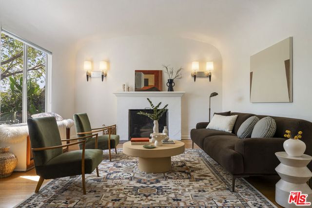 585 N Irving Boulevard, Los Angeles, CA 90004
