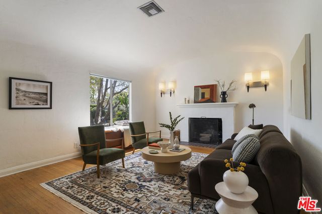 585 N Irving Boulevard, Los Angeles, CA 90004