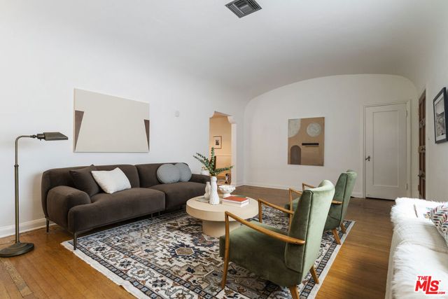 585 N Irving Boulevard, Los Angeles, CA 90004