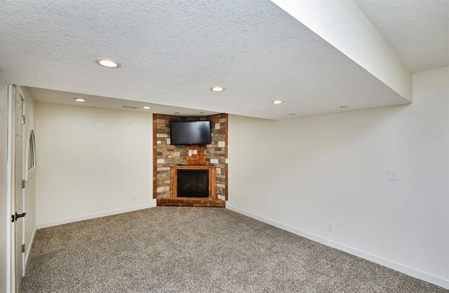 15411 Westbrook Drive, Urbandale, IA 50323