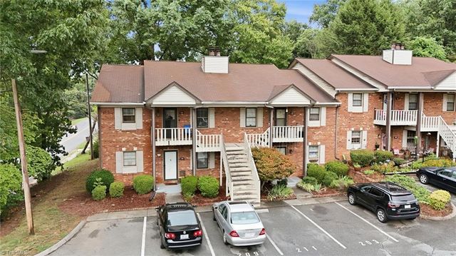 203 Olde Vineyard Court, Winston-salem, NC 27104