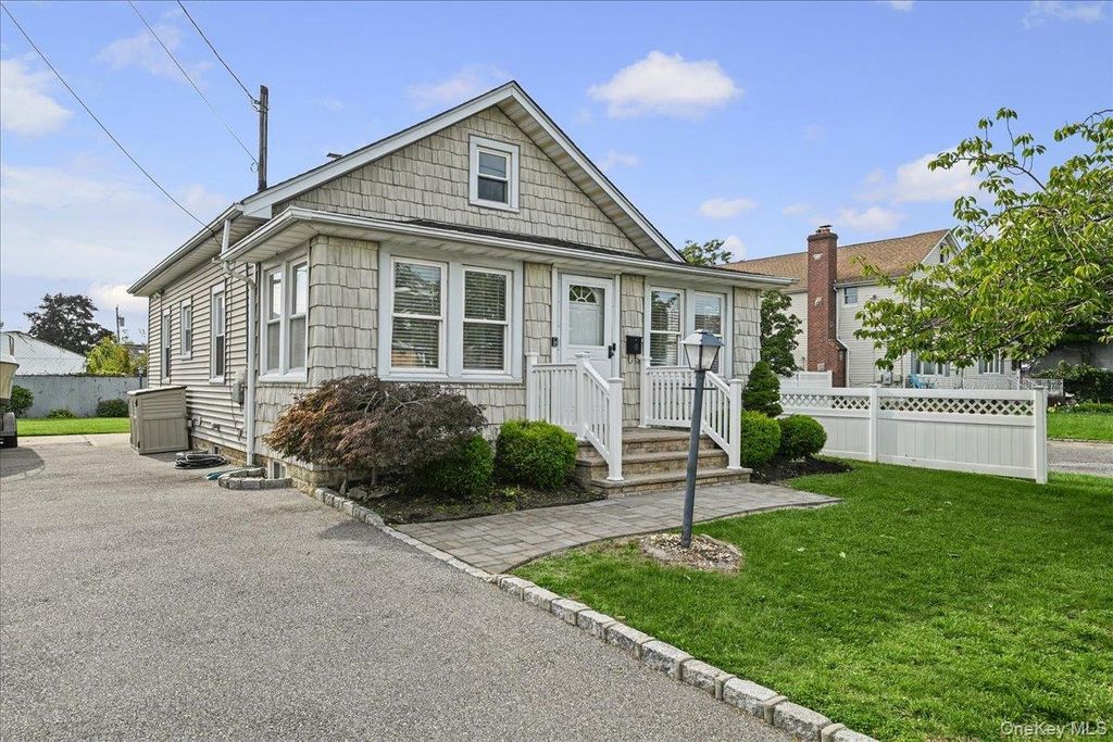 635 S 6th Street, Lindenhurst, NY 11757 — photo 2