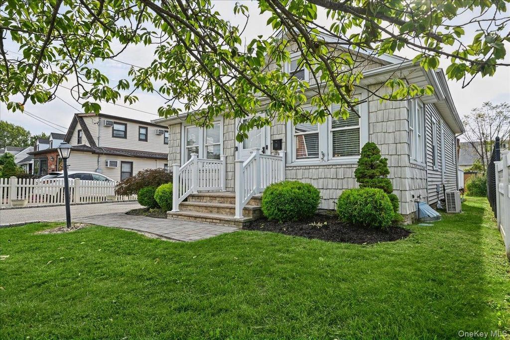 635 S 6th Street, Lindenhurst, NY 11757 — photo 3