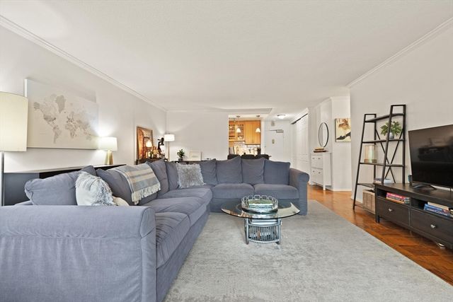 9 Hawthorne Place 2J, Boston, MA 02114