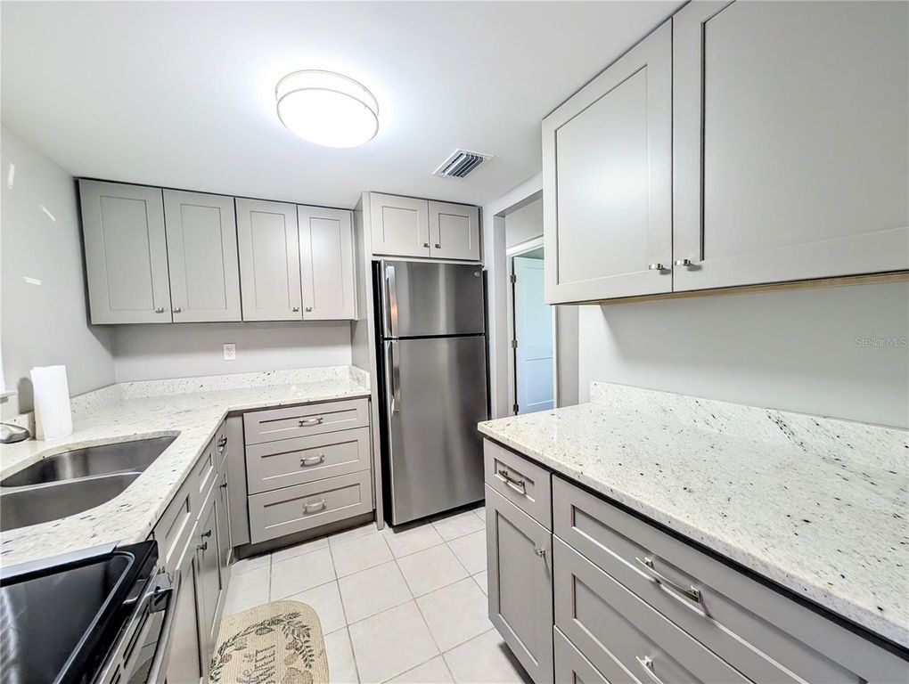 Image 2 of property listing at 2008 CANAL DRIVE M3, Bradenton, FL 34207