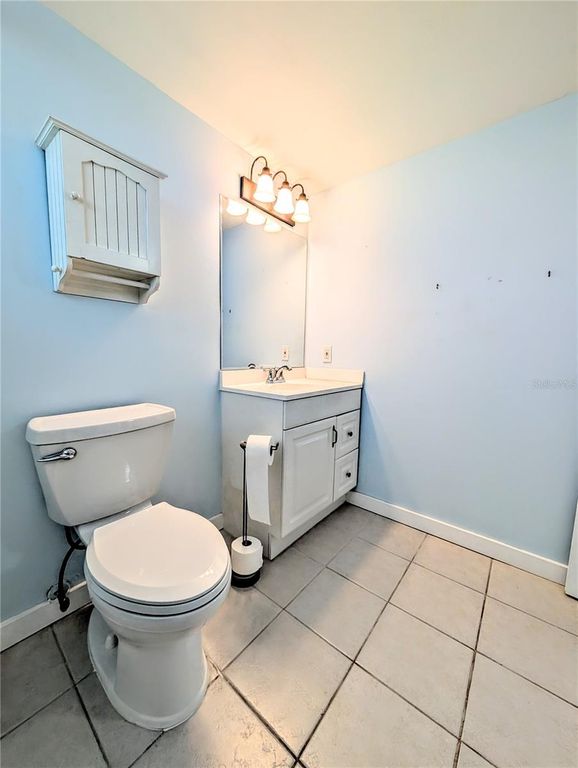 Image 19 of property listing at 2008 CANAL DRIVE M3, Bradenton, FL 34207