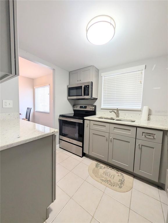 Image 3 of property listing at 2008 CANAL DRIVE M3, Bradenton, FL 34207