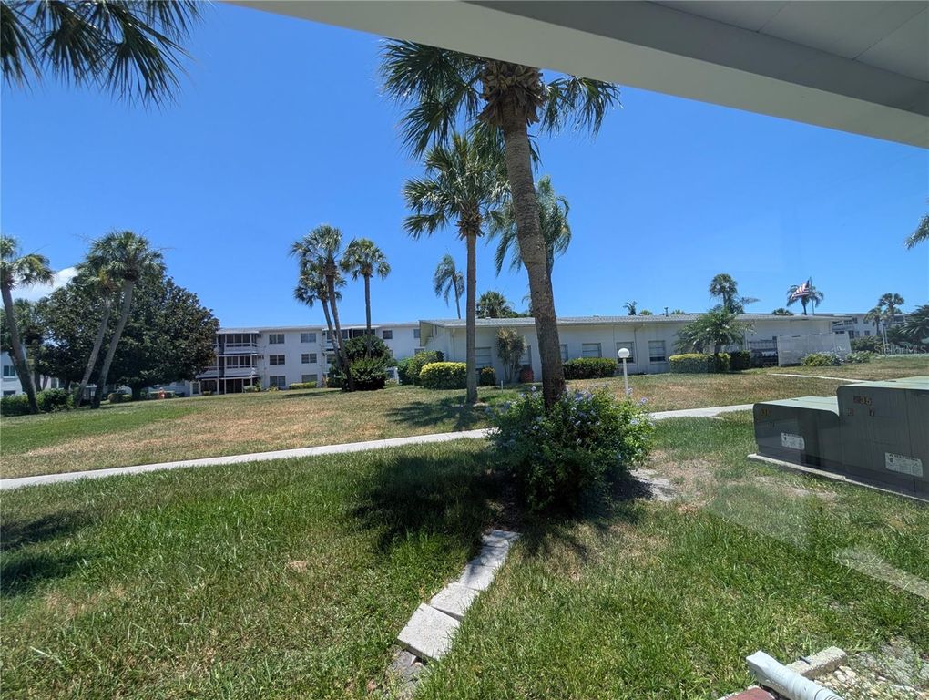 Image 31 of property listing at 2008 CANAL DRIVE M3, Bradenton, FL 34207