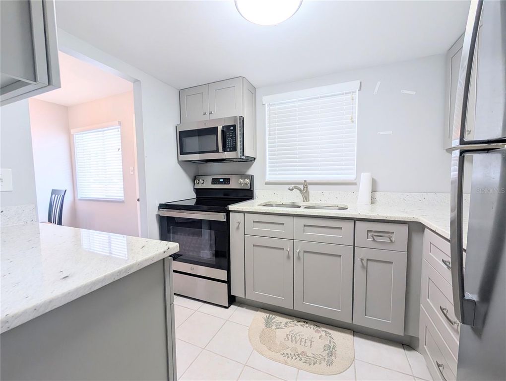 Image 5 of property listing at 2008 CANAL DRIVE M3, Bradenton, FL 34207