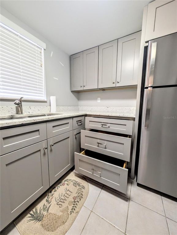 Image 6 of property listing at 2008 CANAL DRIVE M3, Bradenton, FL 34207