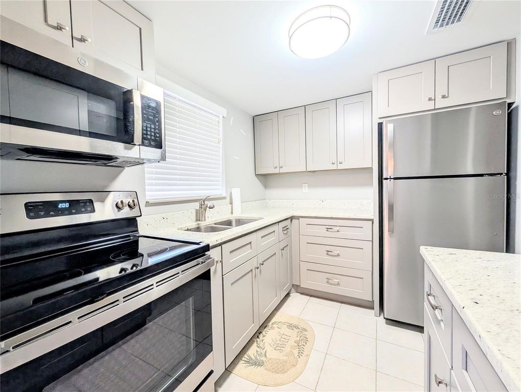 Image 7 of property listing at 2008 CANAL DRIVE M3, Bradenton, FL 34207