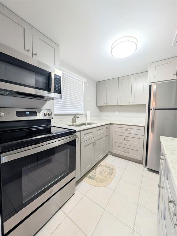 Image 8 of property listing at 2008 CANAL DRIVE M3, Bradenton, FL 34207