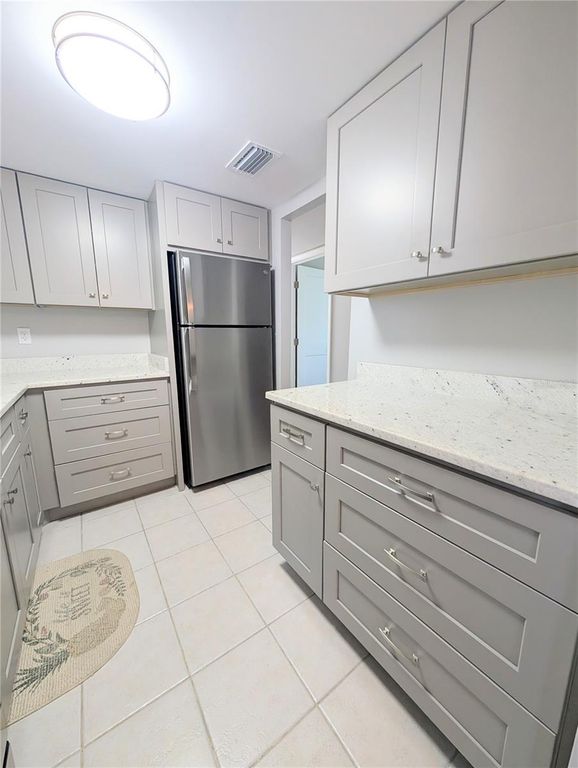 Image 9 of property listing at 2008 CANAL DRIVE M3, Bradenton, FL 34207