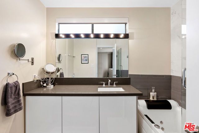 419 N Oakhurst Drive 203, Beverly Hills, CA 90210