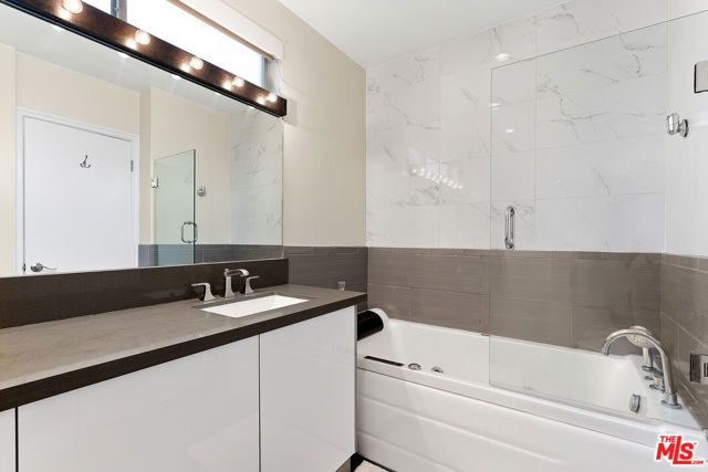 419 N Oakhurst Drive 203, Beverly Hills, CA 90210