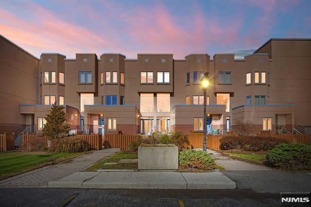 308 Nelson Court, Edgewater, NJ 07020