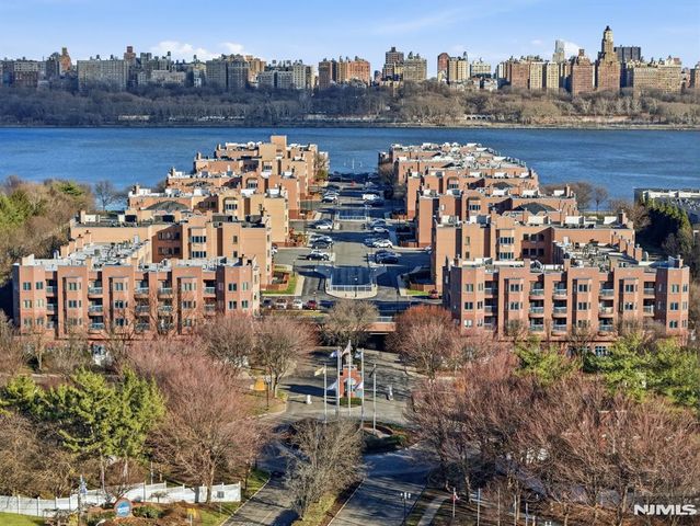 308 Nelson Court, Edgewater, NJ 07020