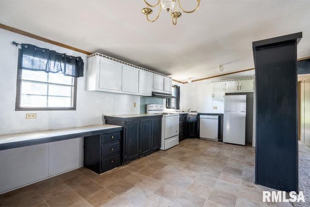 1615 E St Louis Street, West Frankfort, IL 62896