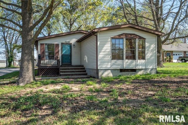 1615 E St Louis Street, West Frankfort, IL 62896