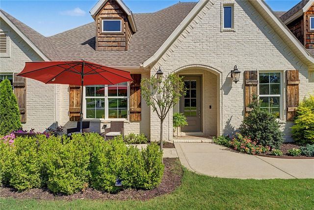 1374 S Spring Loop, Fayetteville, AR 72703