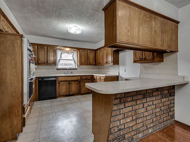 813 N Parkview Circle, Oklahoma City, OK 73170