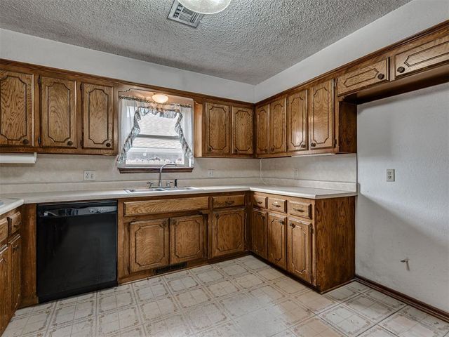 813 N Parkview Circle, Oklahoma City, OK 73170