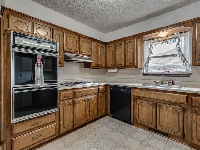 813 N Parkview Circle, Oklahoma City, OK 73170