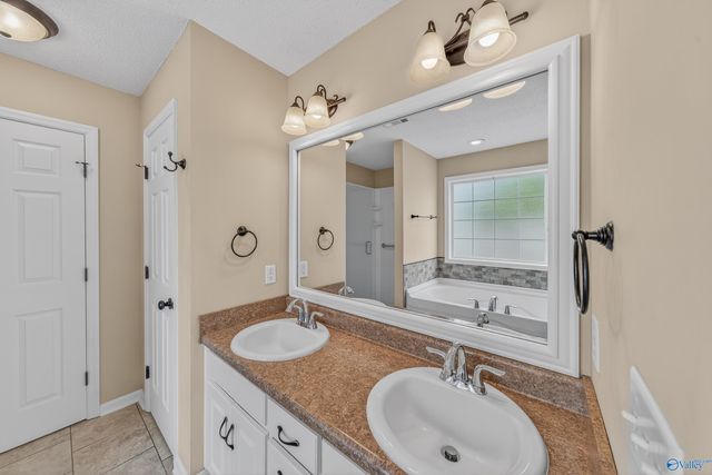 212 Chestnut Oak Circle, Owens Cross Roads, AL 35763