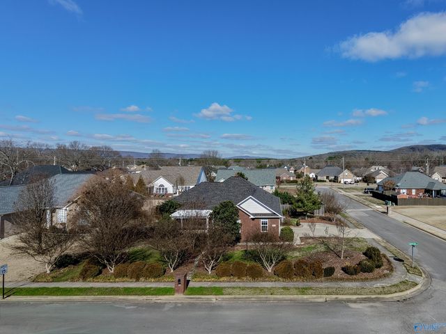 212 Chestnut Oak Circle, Owens Cross Roads, AL 35763