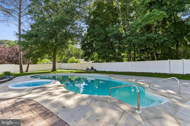 7 LONGFELLOW LN, Hainesport, NJ 08036