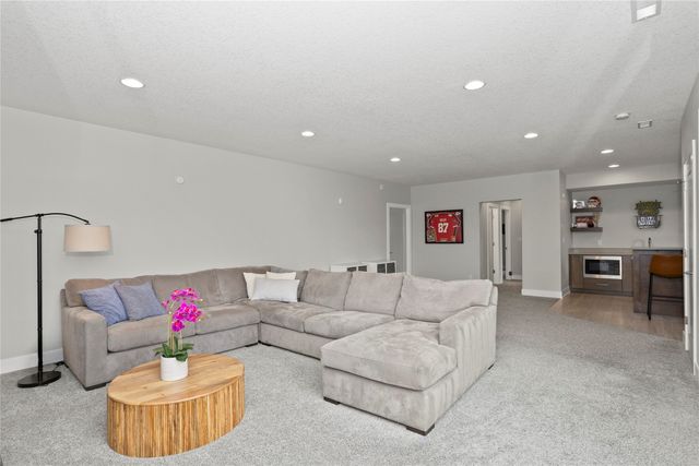 10181 Thorne Drive, West Des Moines, IA 50266