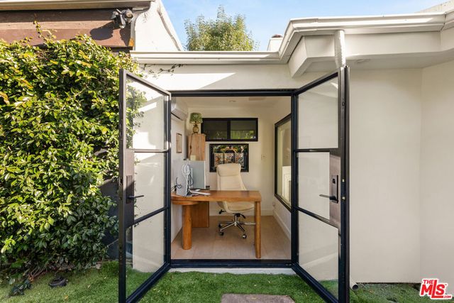 2767 La Cuesta Drive, Los Angeles, CA 90046