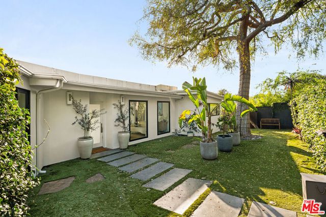 2767 La Cuesta Drive, Los Angeles, CA 90046