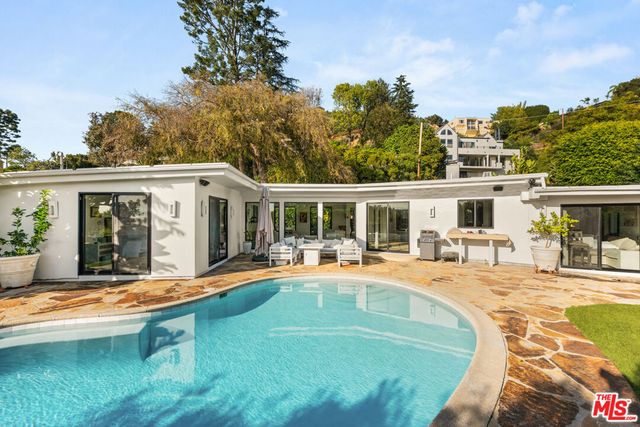 2767 La Cuesta Drive, Los Angeles, CA 90046