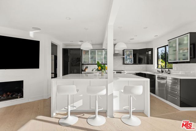 2767 La Cuesta Drive, Los Angeles, CA 90046