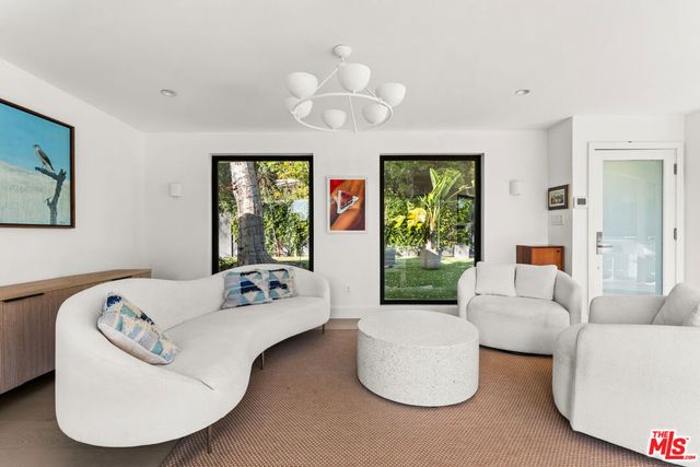 2767 La Cuesta Drive, Los Angeles, CA 90046