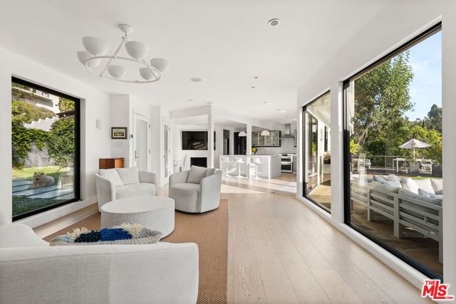 2767 La Cuesta Drive, Los Angeles, CA 90046