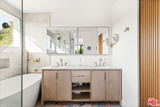 2767 La Cuesta Drive, Los Angeles, CA 90046