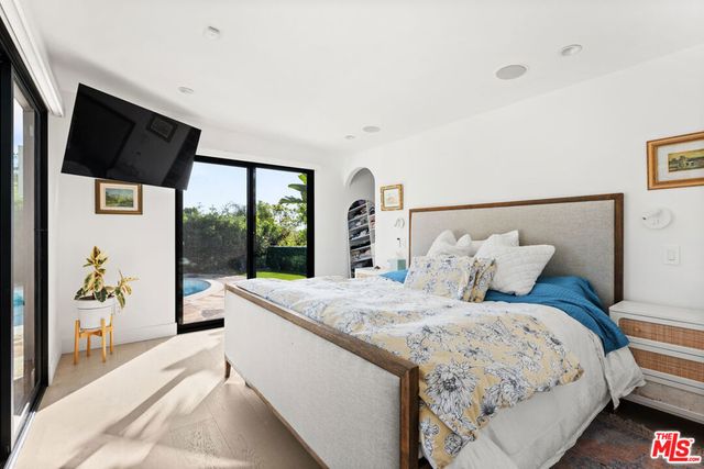 2767 La Cuesta Drive, Los Angeles, CA 90046