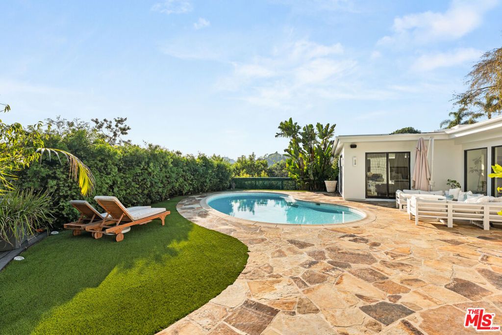 2767 La Cuesta Drive, Los Angeles, CA 90046